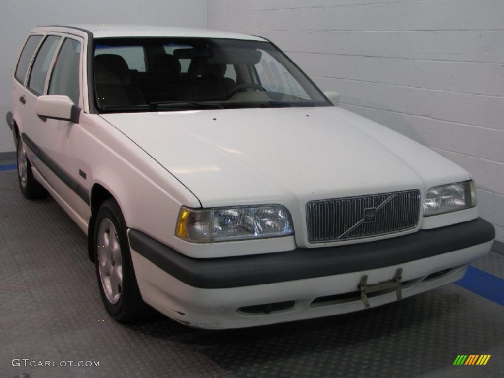 1997 850 Wagon - White / Taupe photo #1