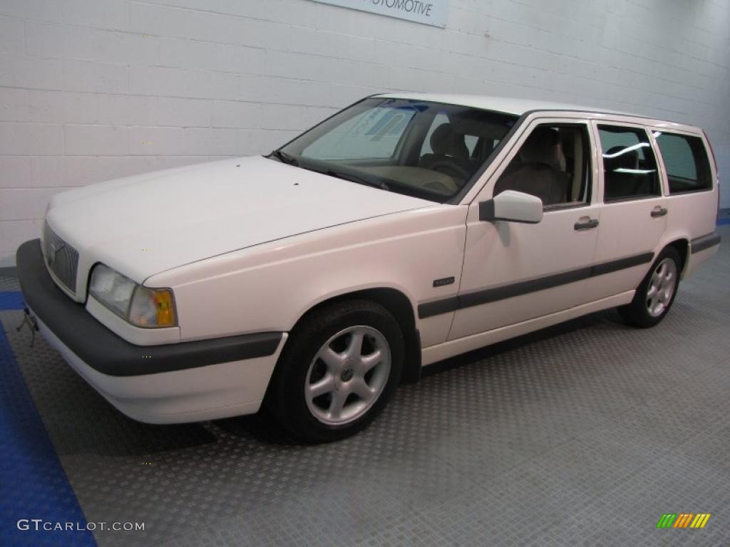 1997 850 Wagon - White / Taupe photo #2