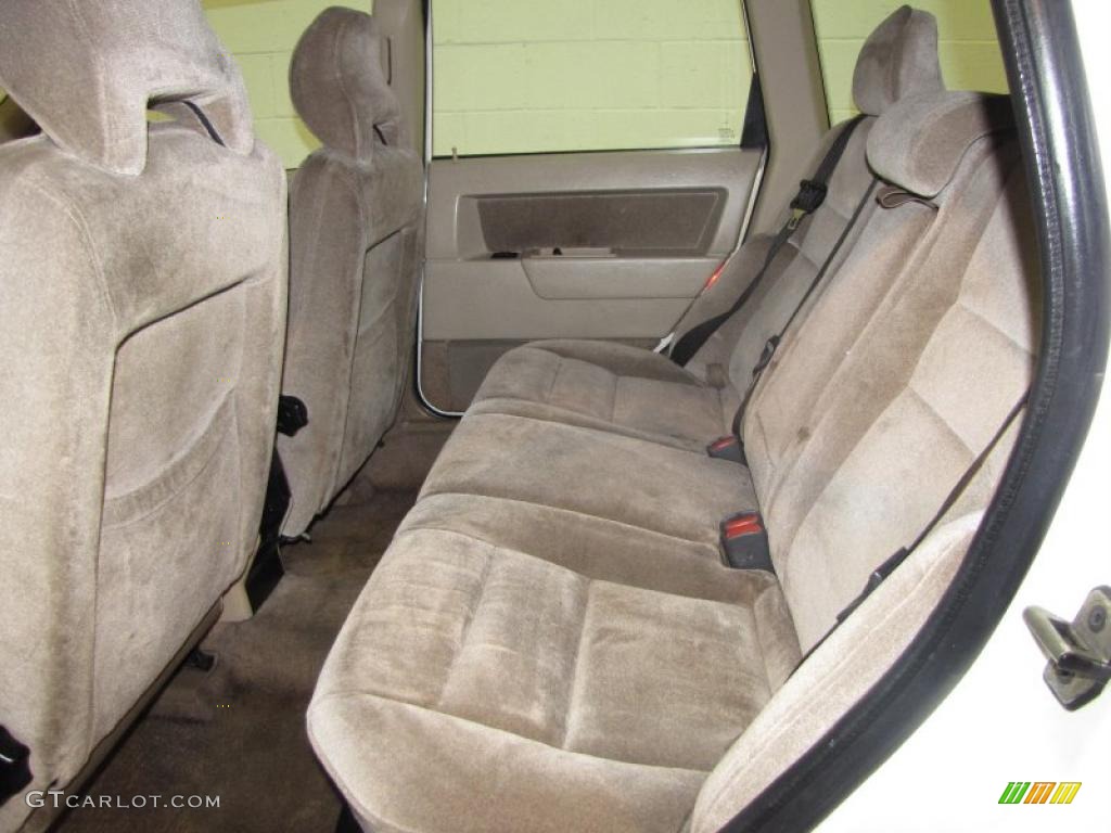 1997 850 Wagon - White / Taupe photo #10