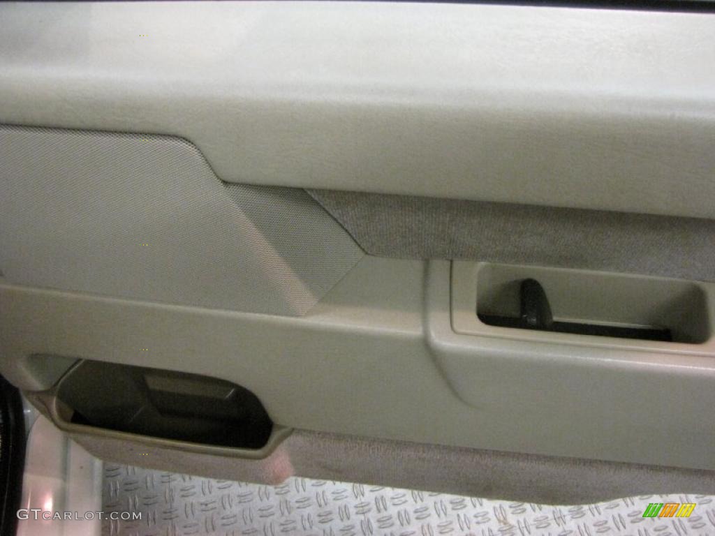 1997 850 Wagon - White / Taupe photo #17