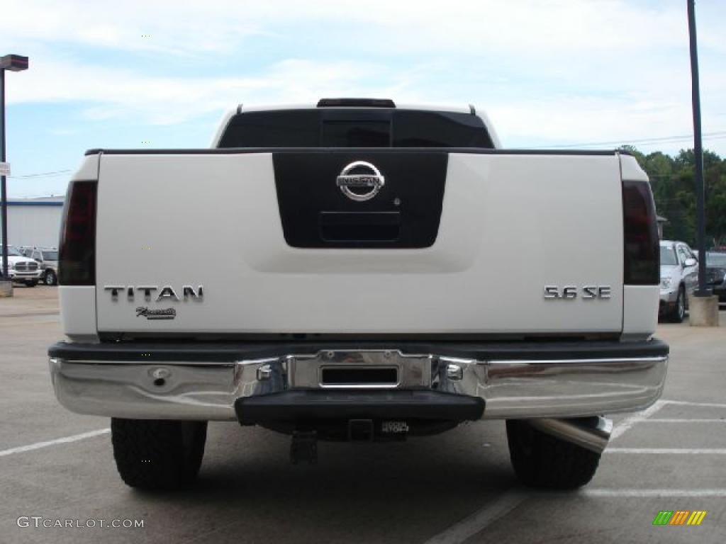 2004 Titan SE Crew Cab - White / Graphite/Titanium photo #4