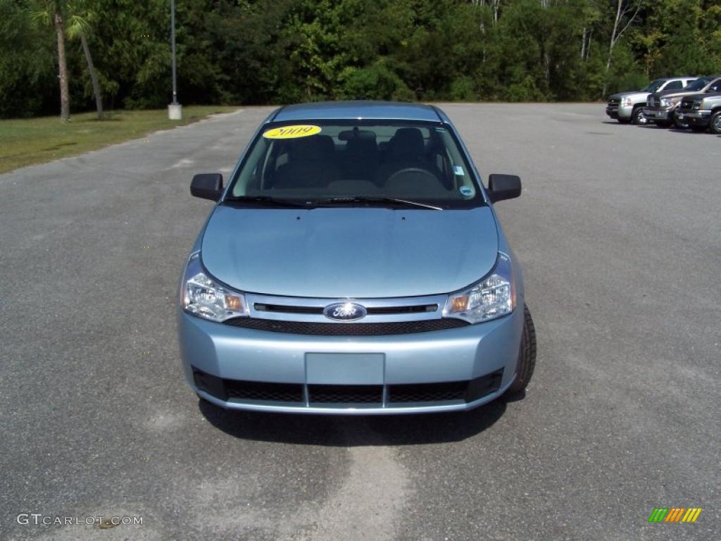 2009 Focus SE Sedan - Light Ice Blue Metallic / Medium Stone photo #2