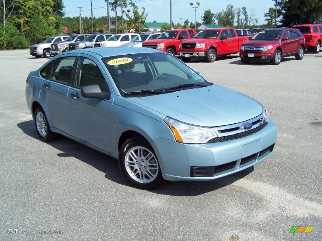2009 Focus SE Sedan - Light Ice Blue Metallic / Medium Stone photo #3
