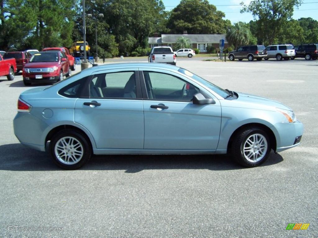2009 Focus SE Sedan - Light Ice Blue Metallic / Medium Stone photo #4