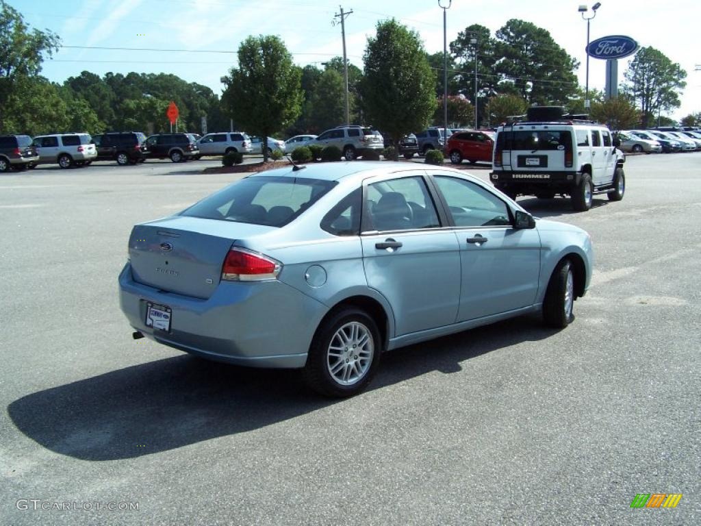 2009 Focus SE Sedan - Light Ice Blue Metallic / Medium Stone photo #5