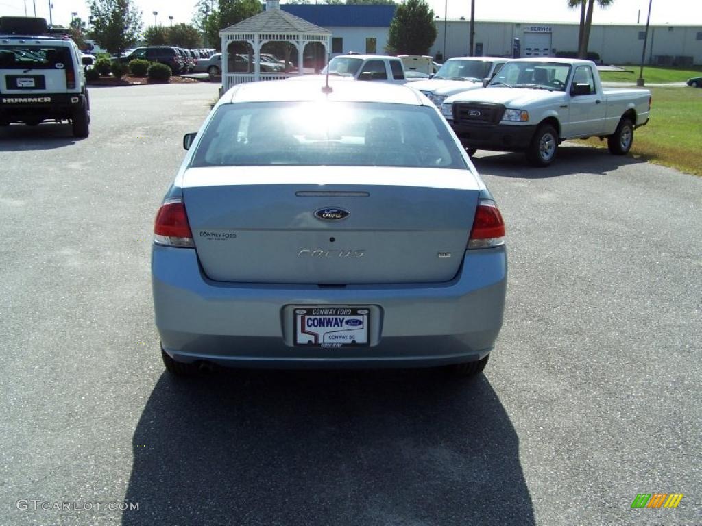 2009 Focus SE Sedan - Light Ice Blue Metallic / Medium Stone photo #6