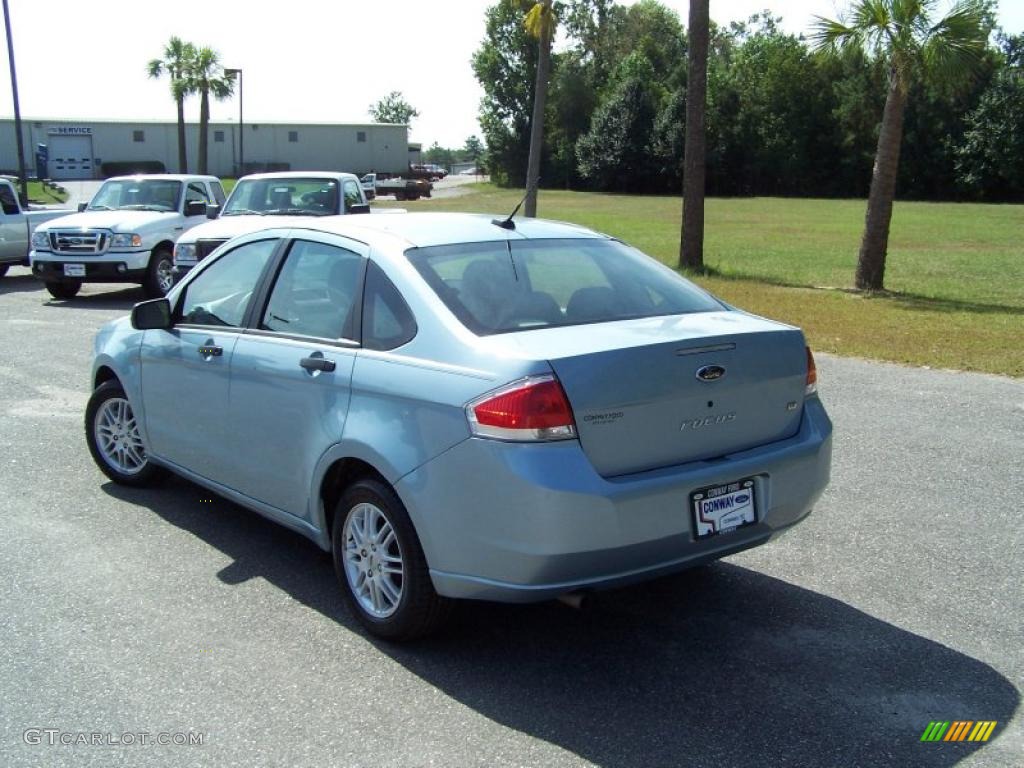 2009 Focus SE Sedan - Light Ice Blue Metallic / Medium Stone photo #7