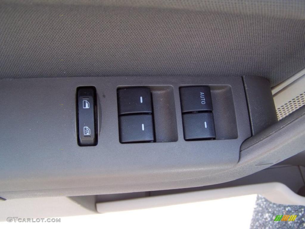 2009 Focus SE Sedan - Light Ice Blue Metallic / Medium Stone photo #20