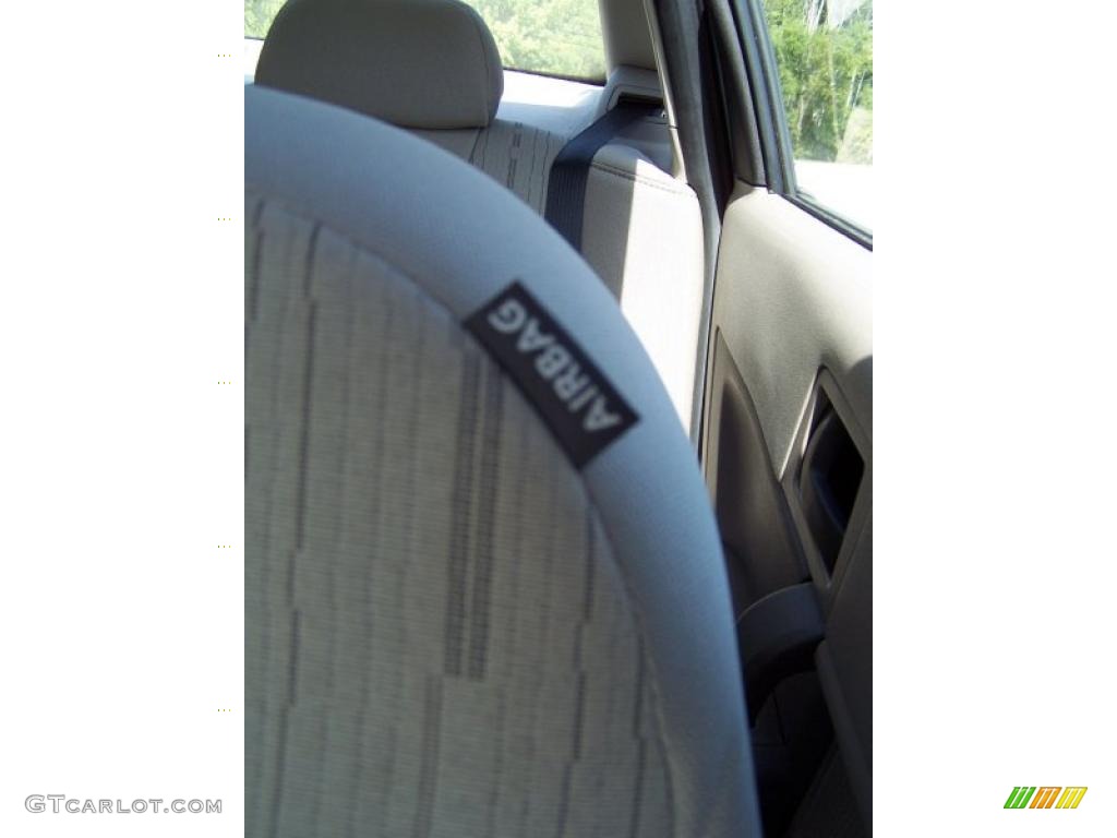 2009 Focus SE Sedan - Light Ice Blue Metallic / Medium Stone photo #21