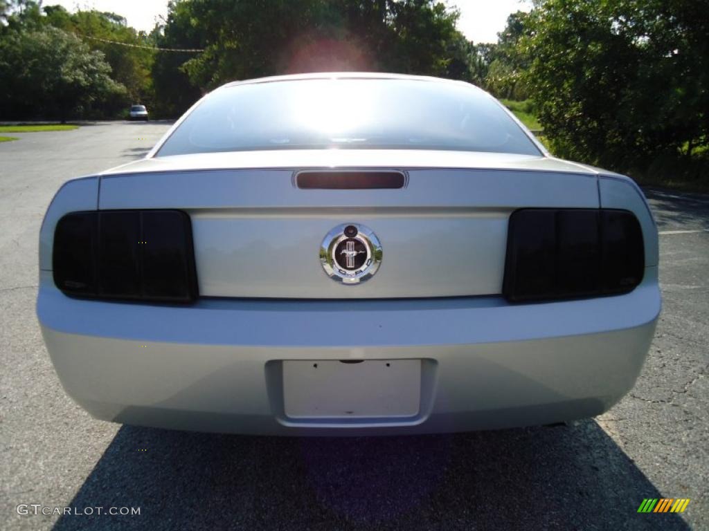 2005 Mustang V6 Premium Coupe - Satin Silver Metallic / Dark Charcoal photo #9