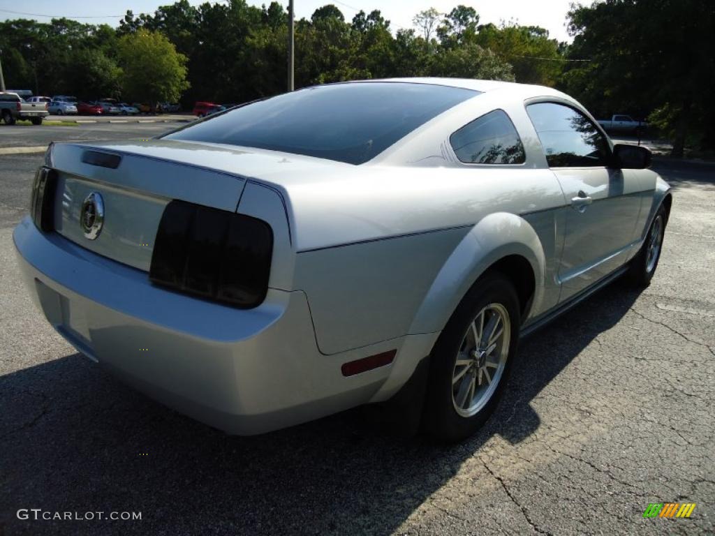 2005 Mustang V6 Premium Coupe - Satin Silver Metallic / Dark Charcoal photo #10