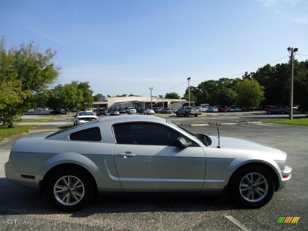 2005 Mustang V6 Premium Coupe - Satin Silver Metallic / Dark Charcoal photo #11