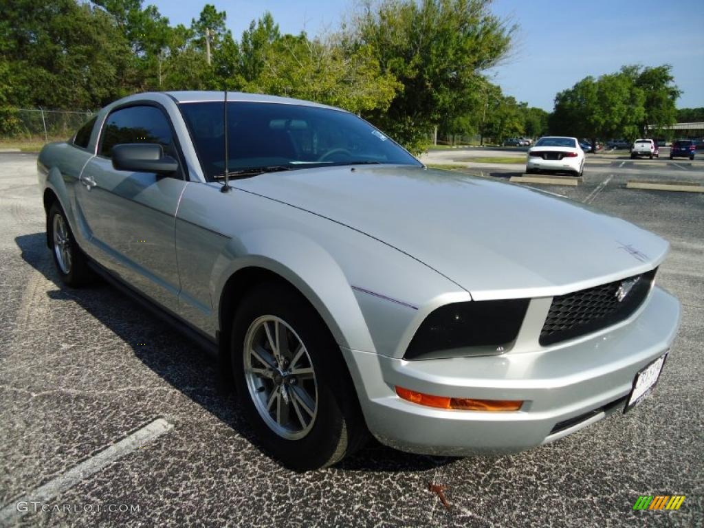 2005 Mustang V6 Premium Coupe - Satin Silver Metallic / Dark Charcoal photo #12