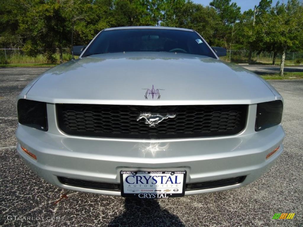 2005 Mustang V6 Premium Coupe - Satin Silver Metallic / Dark Charcoal photo #16