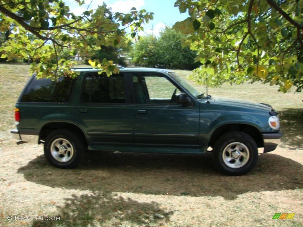 1997 Explorer XLT 4x4 - Medium Willow Metallic / Medium Graphite photo #7