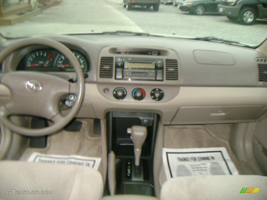 2004 Camry LE - Desert Sand Mica / Taupe photo #20