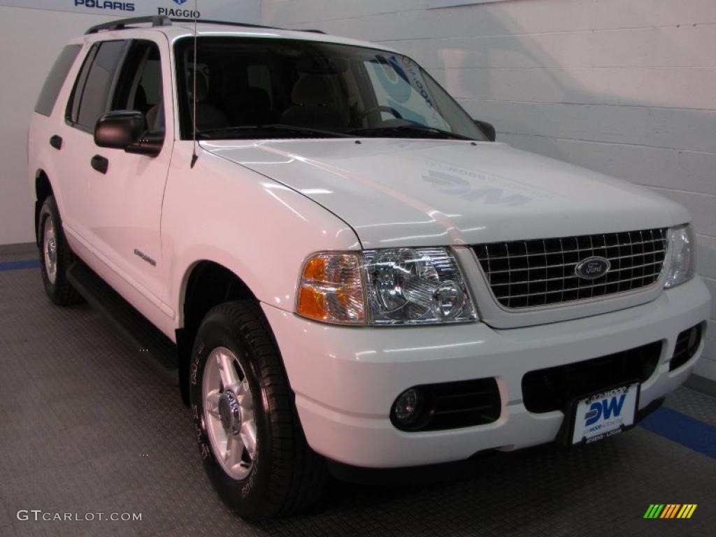 2004 Explorer XLT 4x4 - Oxford White / Graphite photo #1