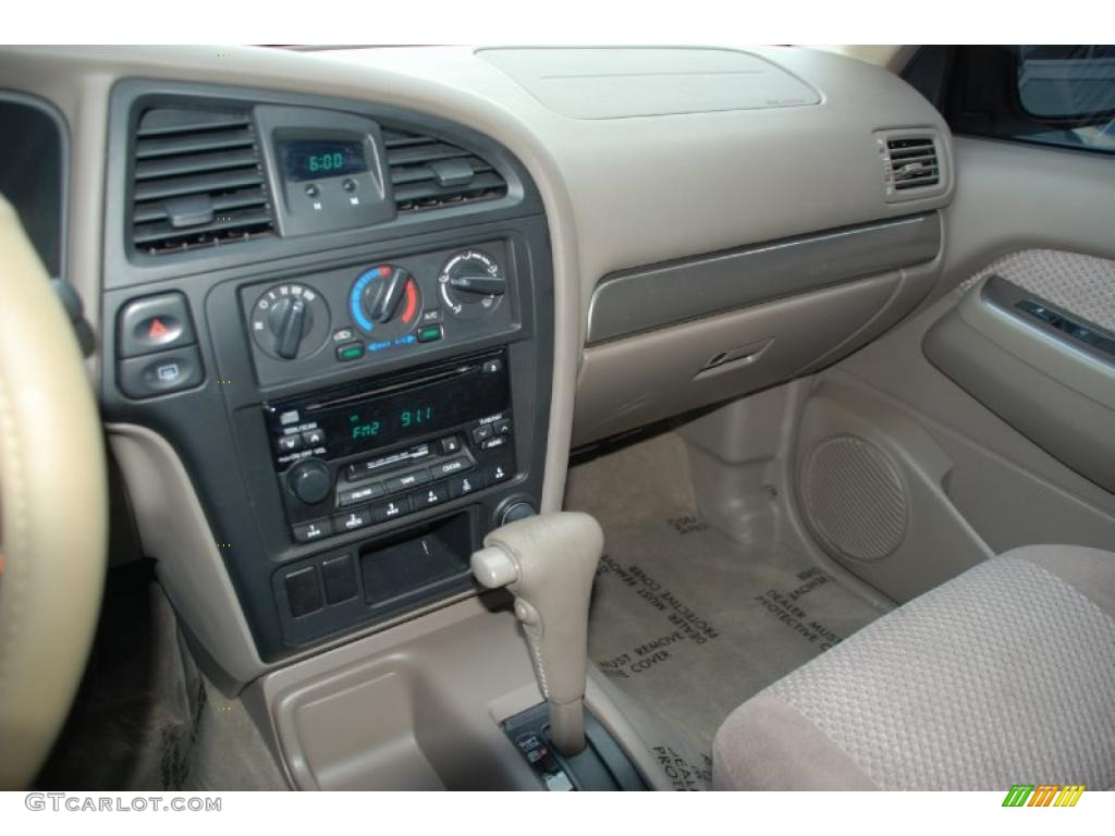 2004 Pathfinder SE - Luminous Gold Metallic / Beige photo #16