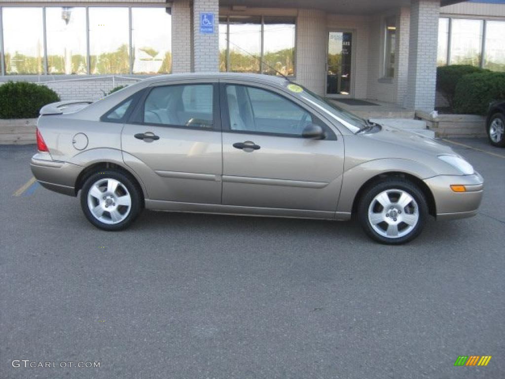 2004 Focus ZTS Sedan - Arizona Beige Metallic / Medium Parchment photo #2