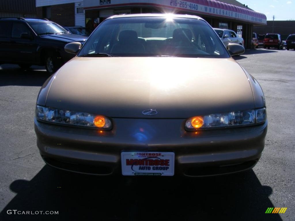 1999 Intrigue GLS - Gold Metallic / Neutral photo #8