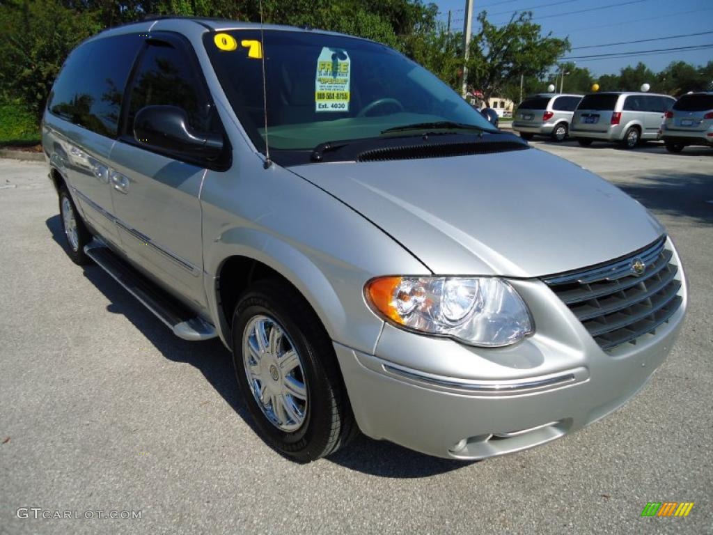 2007 Town & Country Limited - Bright Silver Metallic / Dark Khaki/Light Graystone photo #15