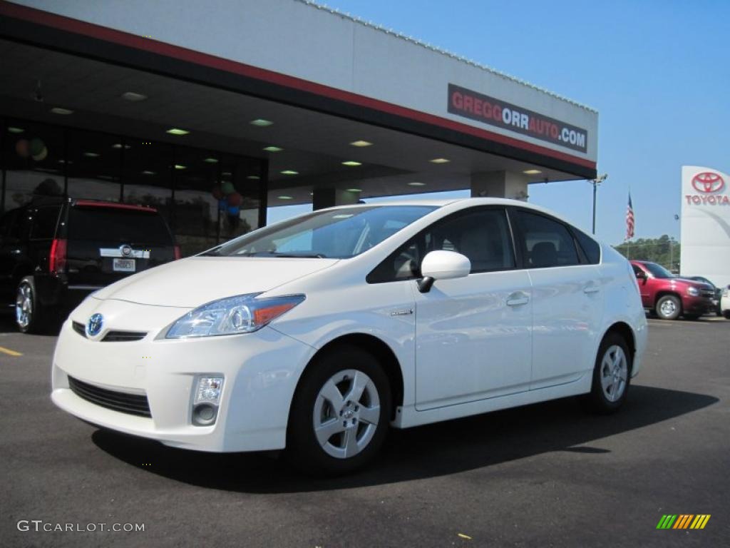 Blizzard White Pearl Toyota Prius