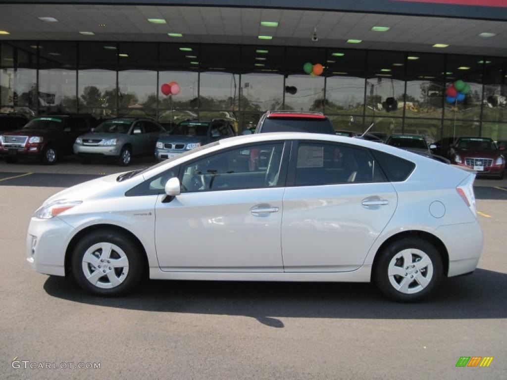 2010 Prius Hybrid III - Classic Silver Metallic / Dark Gray photo #2