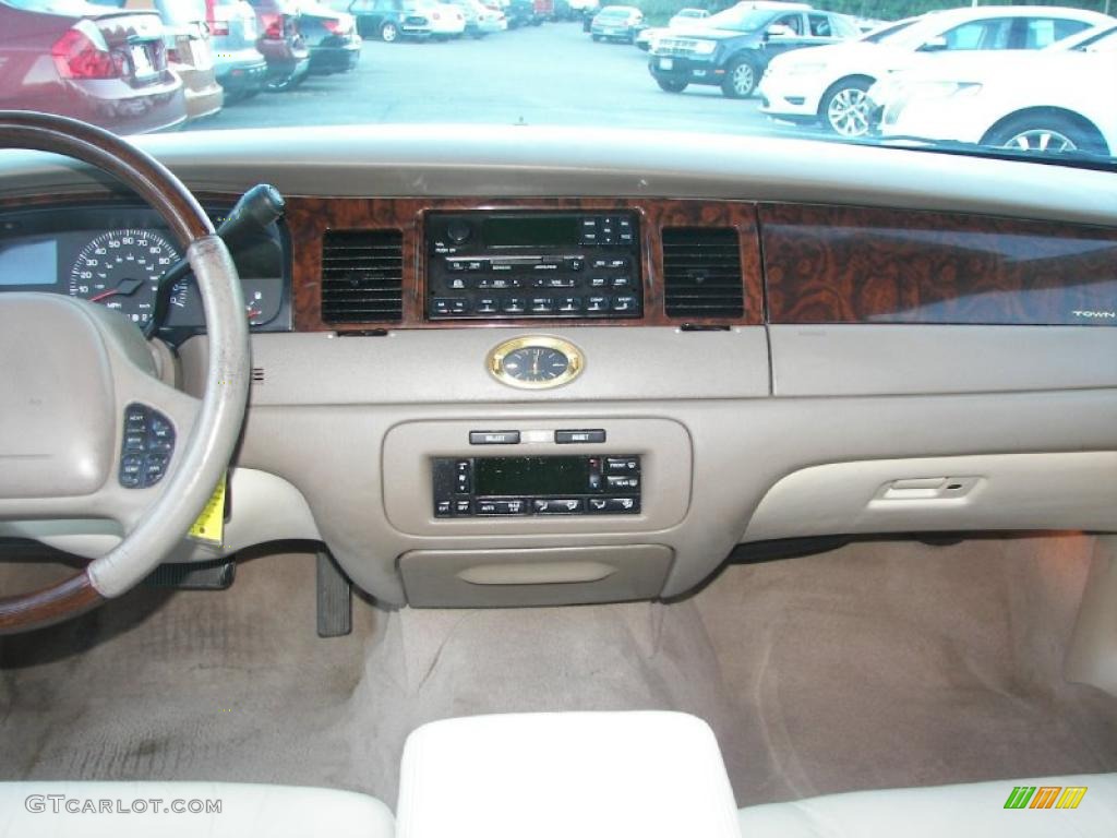 2000 Town Car Cartier - Ivory Parchment Pearl Tri Coat / Light Parchment photo #17