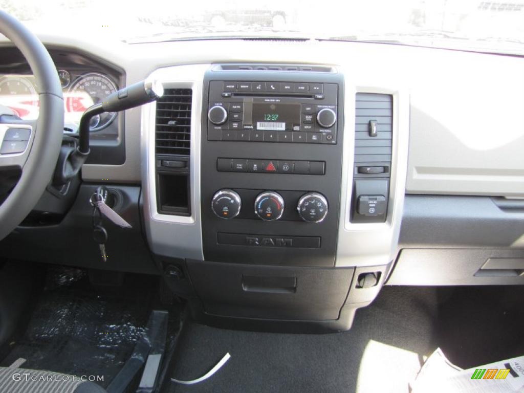 2011 Ram 1500 Big Horn Quad Cab - Bright Silver Metallic / Dark Slate Gray/Medium Graystone photo #15