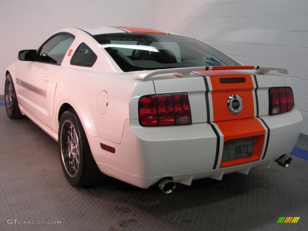 2006 Mustang GT Premium Coupe - Performance White / Dark Charcoal/Light Graphite photo #3