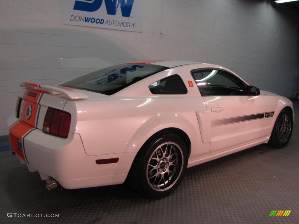 2006 Mustang GT Premium Coupe - Performance White / Dark Charcoal/Light Graphite photo #4