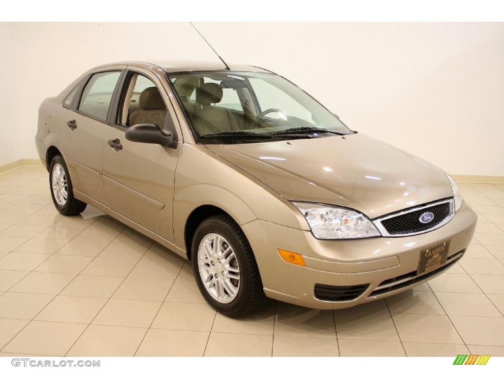 2005 Focus ZX4 SE Sedan - Arizona Beige Metallic / Dark Pebble/Light Pebble photo #1