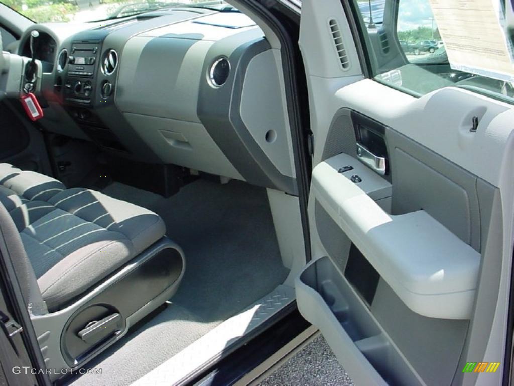 2006 F150 XLT Regular Cab - Black / Medium/Dark Flint photo #19