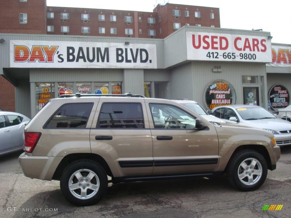 2005 Grand Cherokee Laredo 4x4 - Light Khaki Metallic / Khaki photo #1