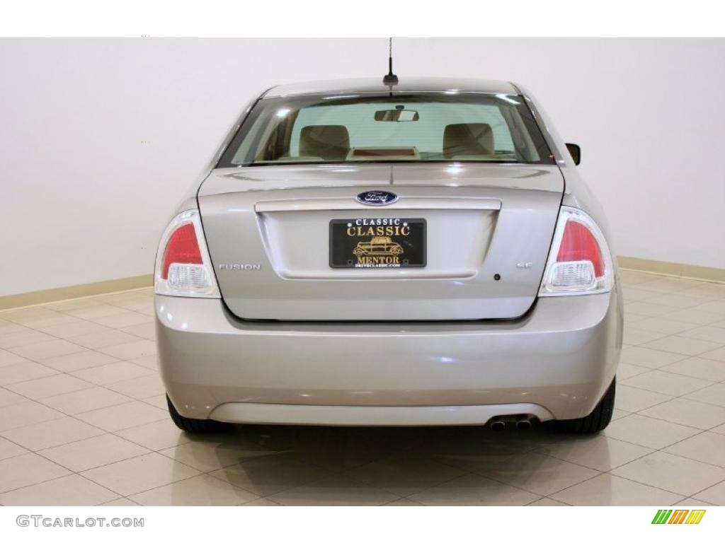 2008 Fusion SE - Vapor Silver Metallic / Camel photo #6