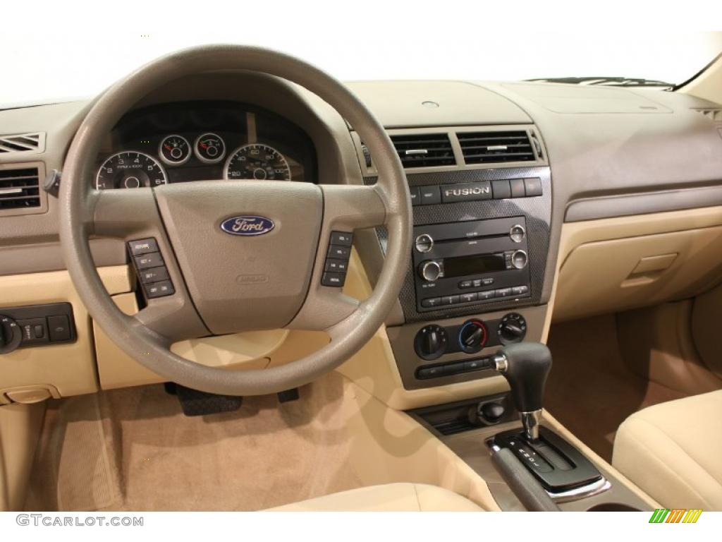 2008 Fusion SE - Vapor Silver Metallic / Camel photo #10