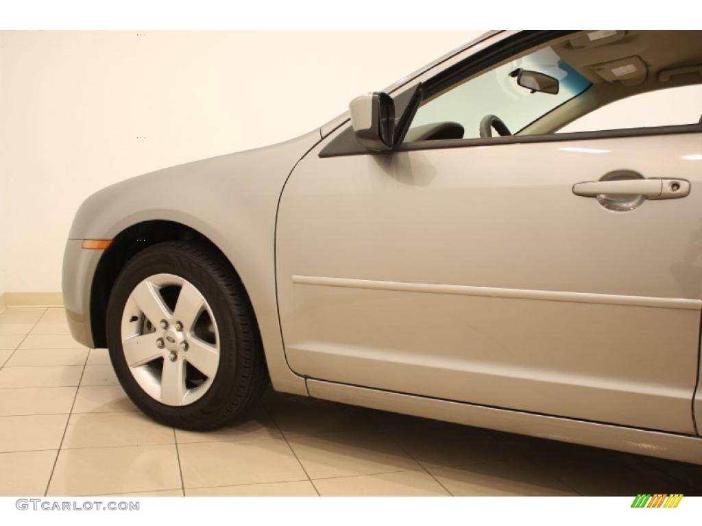 2008 Fusion SE - Vapor Silver Metallic / Camel photo #21