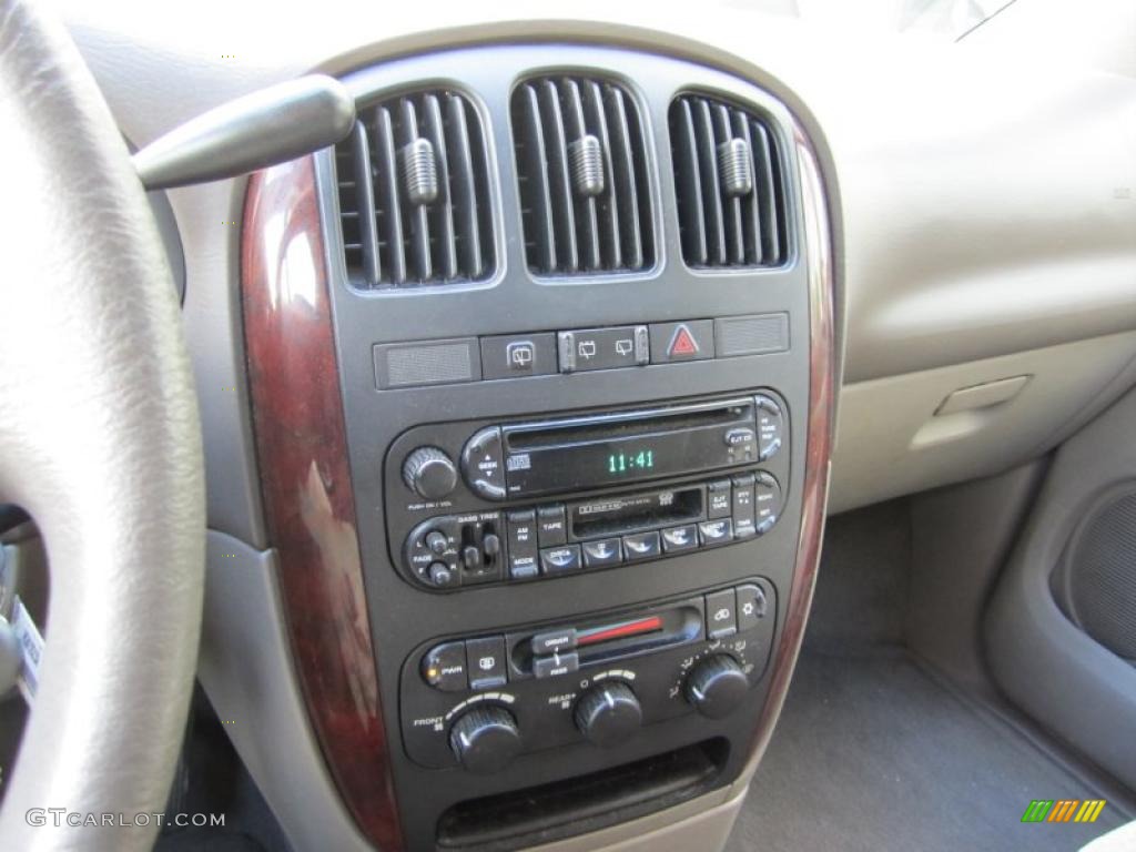 2003 Town & Country LX - Light Almond Pearl / Taupe photo #14