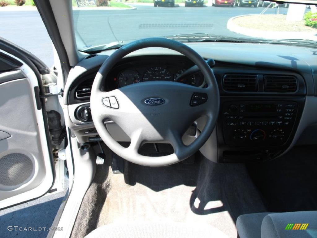 2002 Taurus SE - Vibrant White / Medium Graphite photo #15