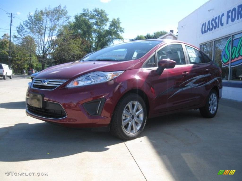 2011 Fiesta SE Sedan - Bright Magenta Metallic / Charcoal Black/Blue Cloth photo #1