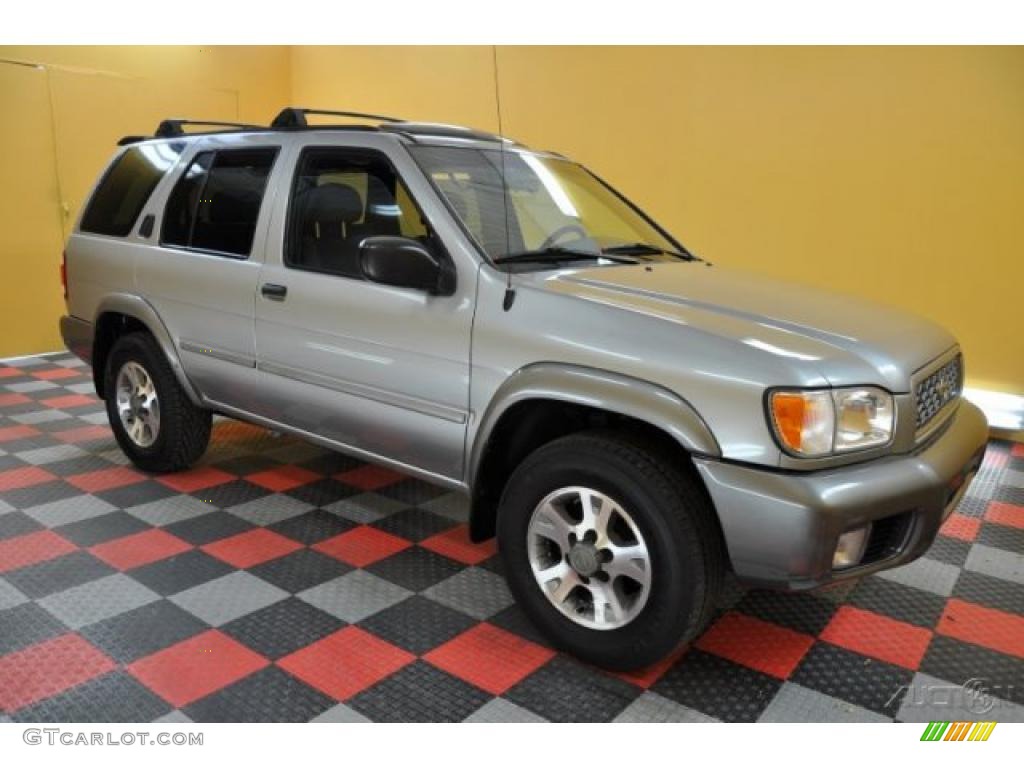 Sierra Silver Metallic Nissan Pathfinder