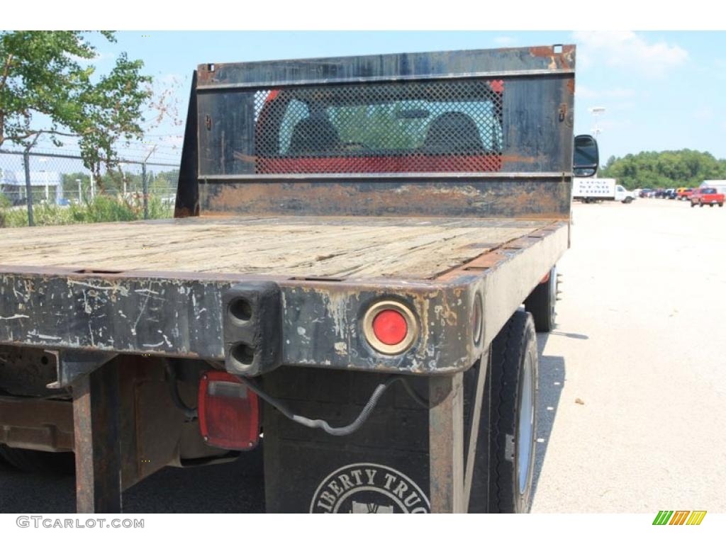 2003 F450 Super Duty XL Regular Cab Chassis Stake Truck - Bright Red / Medium Flint photo #12