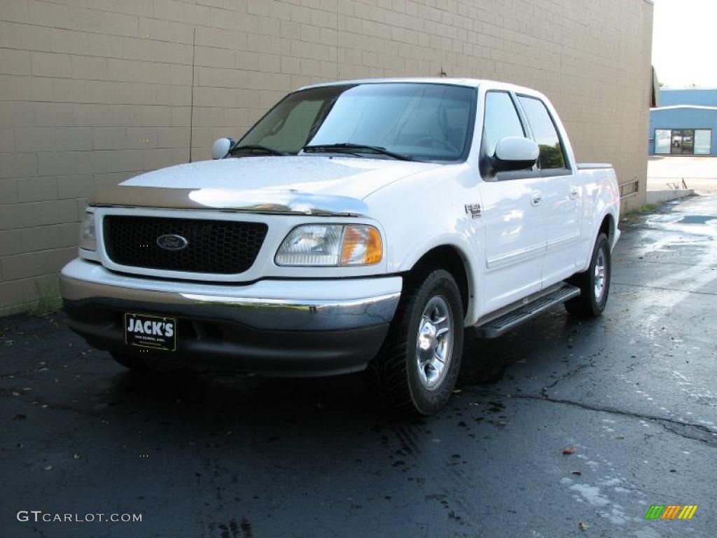 2002 F150 Lariat SuperCrew - Oxford White / Medium Parchment photo #2