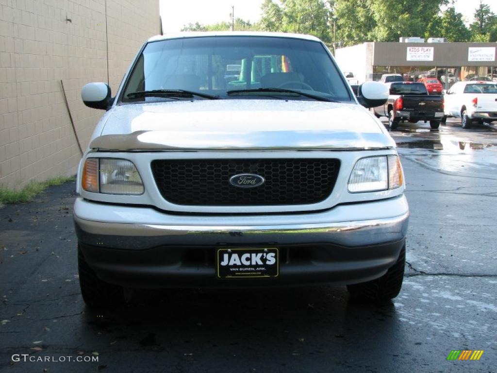 2002 F150 Lariat SuperCrew - Oxford White / Medium Parchment photo #3