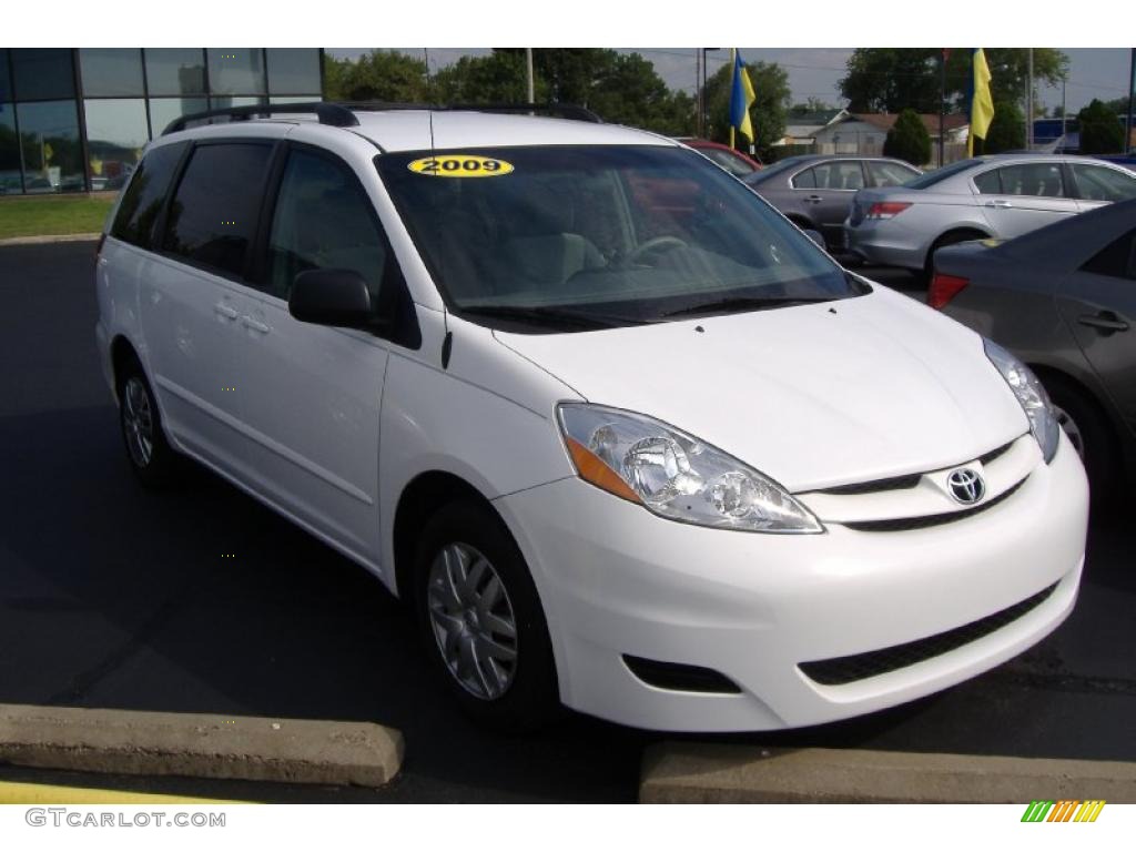 2009 Sienna LE - Super White / Stone photo #2