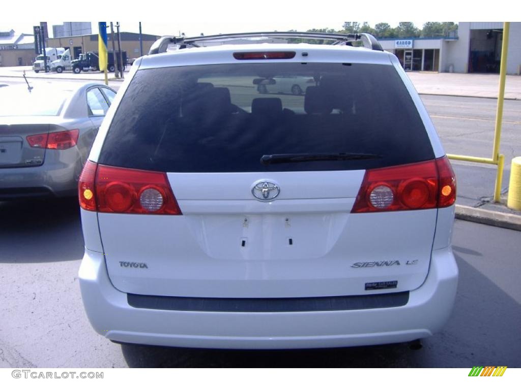 2009 Sienna LE - Super White / Stone photo #3