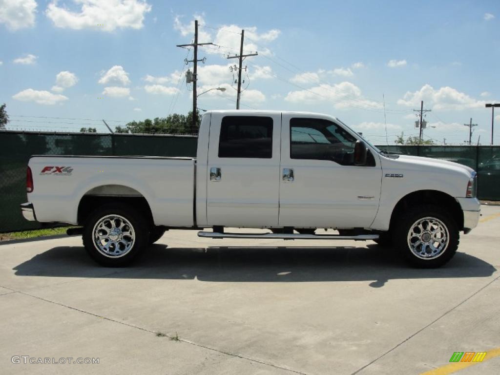 2005 F250 Super Duty XLT Crew Cab 4x4 - Oxford White / Tan photo #2