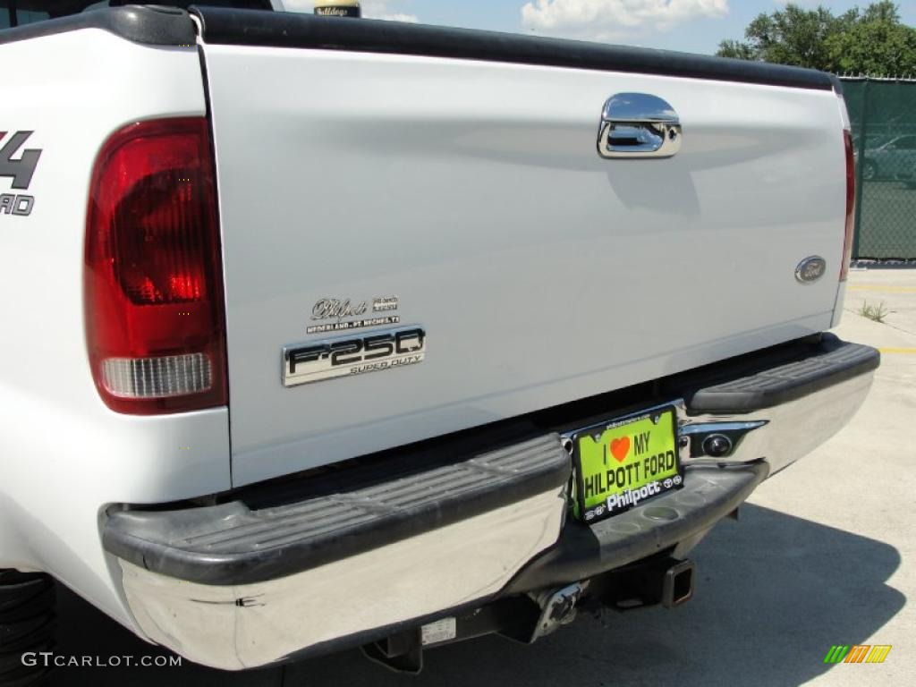 2005 F250 Super Duty XLT Crew Cab 4x4 - Oxford White / Tan photo #23
