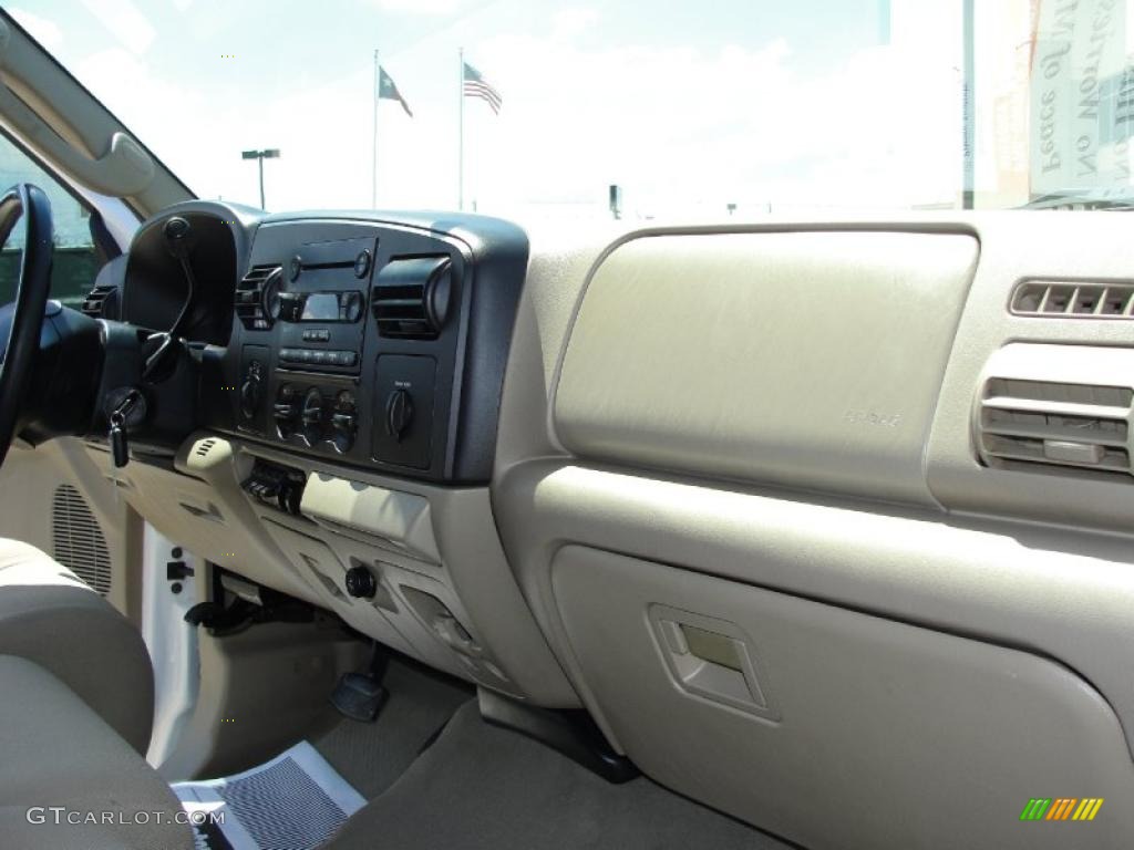2005 F250 Super Duty XLT Crew Cab 4x4 - Oxford White / Tan photo #27