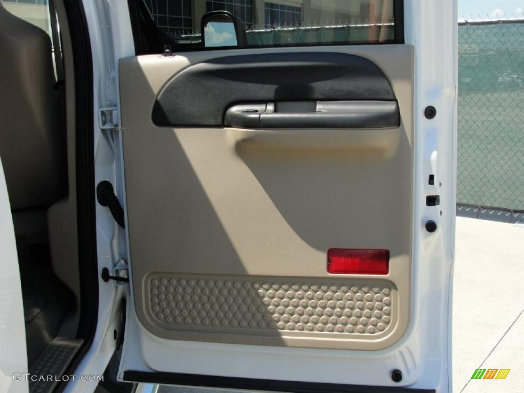 2005 F250 Super Duty XLT Crew Cab 4x4 - Oxford White / Tan photo #29